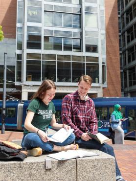 Students sitting together and studying outside on 51精品 State campus